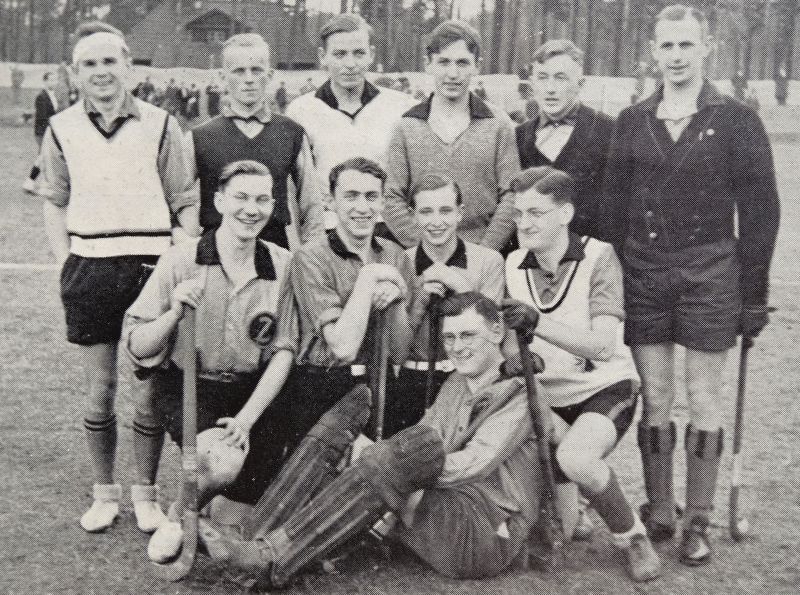 tl_files/verein/bilder/Chronik/Hockey 34er Team.JPG